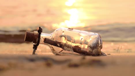 mensaje en la botella contra la puesta del sol