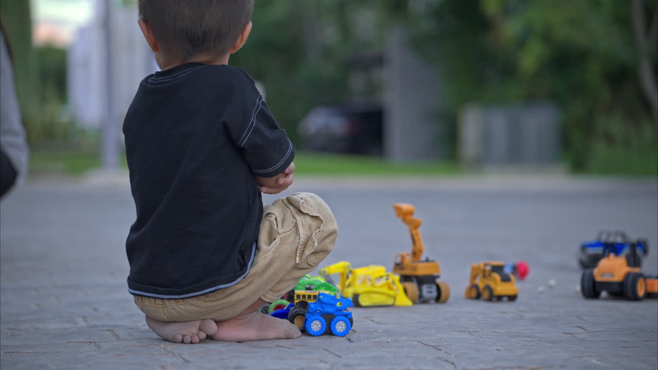 joven mexicano irreconocible sentado descalzo en la calle sintiéndose solo jugando con sus juguetes de coche con los pies sucios