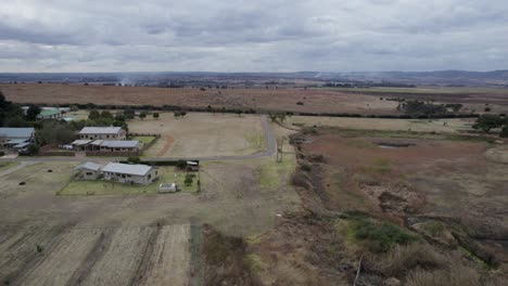 Comunidad-Rural-De-Tierras-De-Cultivo---Edificios-De-Vías-Aéreas-Y-Paneles-Solares