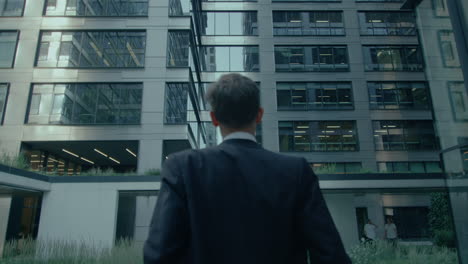 business man in suit looking to the high office building