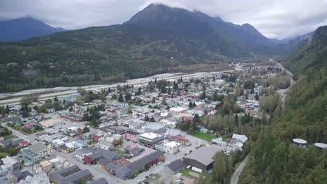 Skagway-AK,-Antenne,-Überführung,-Innenstadt,-Bahngleise,-Bergszene,-Flughafen-Und-Schöner-Bach,-Touristenfalle