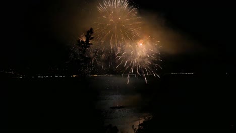 gran espectáculo de fuegos artificiales en el mar