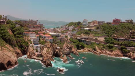 Toma-Aérea-De-La-Playa-De-La-Ciudad-De-Acapulco-En-Guerrero,-México