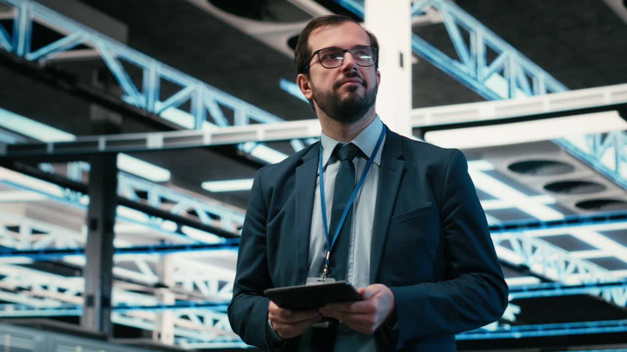 Forretningsmand bruger tablet i et moderne datacenter-miljø