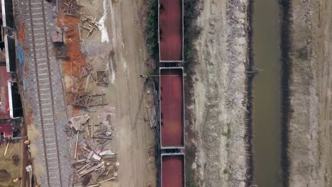 vista de arriba hacia abajo de vagones de tolvas que transportan carbón en el ferrocarril en el puerto de paradip en la india