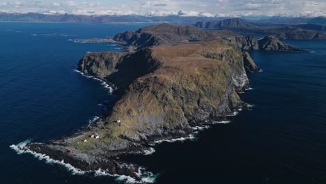 Wide-shot-of-Runde-Island