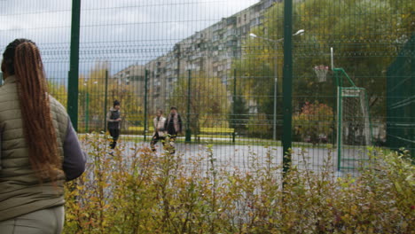 frau geht fußball spielen