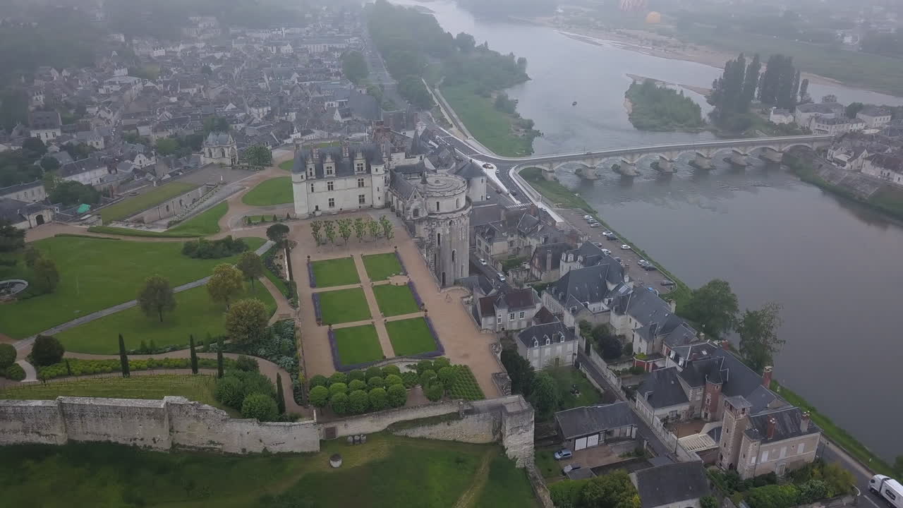 Impresionante metraje aéreo sobre un castillo francés.