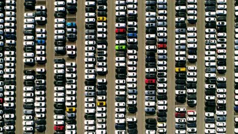imágenes aéreas de autos terminados listos para ser enviados a un enorme centro de distribución