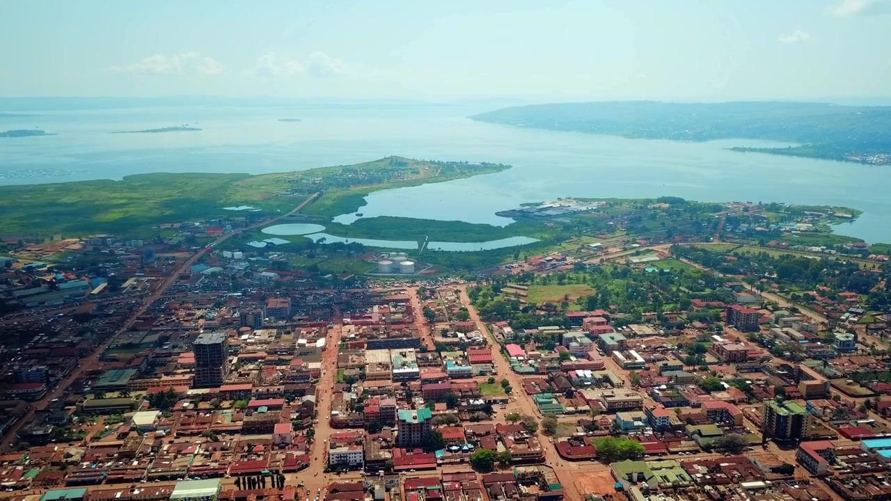 Jinja By og Victoriasøen i Uganda - Droneoptagelse fra luften