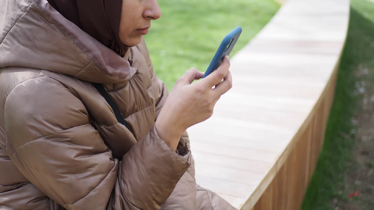 공원에서 전화를 하는 여자