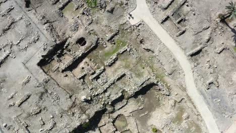 vista aérea de las antiguas ruinas de la ciudad en el parque nacional tel megido