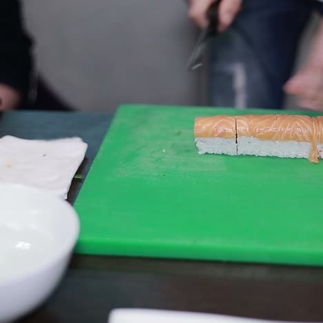la mano corta el rollo