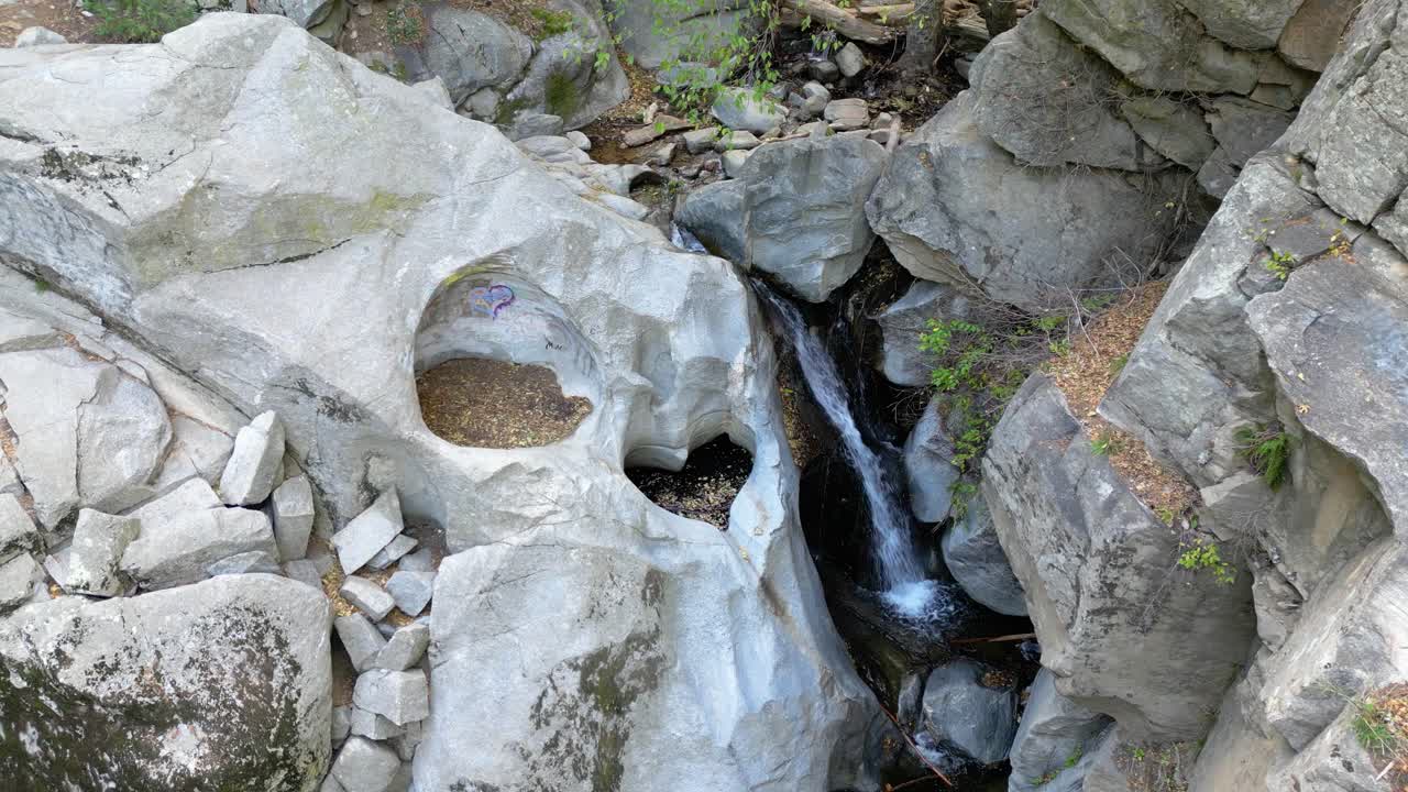 캘리포니아의 크레스트라인의 하트 록 주변의 느린  - 절벽의 자연적 형성의 편안한 풍경