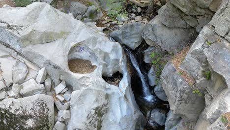 Panorámica-Lenta-Alrededor-De-Heartrock-En-Crestline-California---Vista-Relajante-De-La-Formación-Natural-En-El-Acantilado