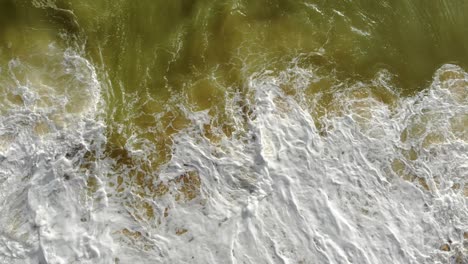 Espuma-De-Olas-Rompiendo-En-La-Orilla