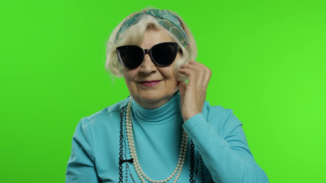 anciana abuela elegante. mujer caucásica posando en el fondo de la llave de croma