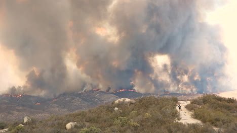 Penachos-De-Humo-Llenan-El-Cielo-Mientras-El-Fotógrafo-Corre-Hacia-Un-Enorme-Incendio-Fuera-De-Control