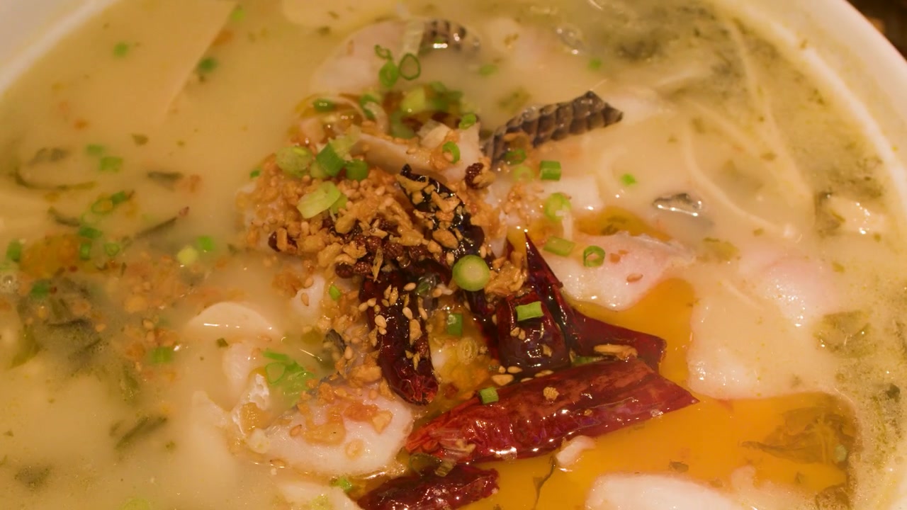 Ciotola di zuppa di pesce piccante tradizionale cinese con verdure sottaceto