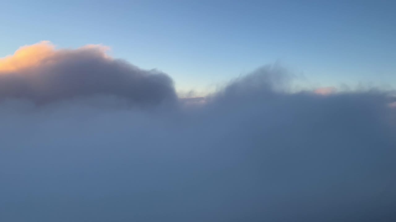 volando rápido sobre las nubes