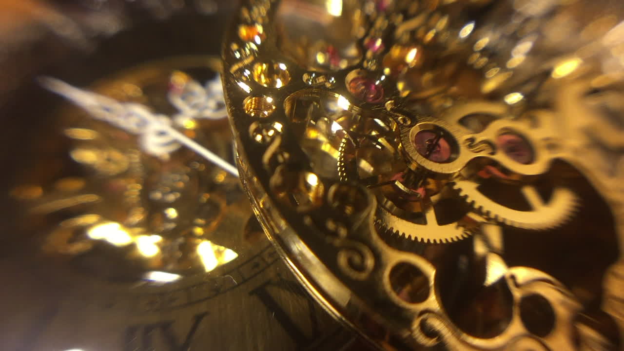 구식 회중 시계 위에 있는 빈티지 기계식 시계