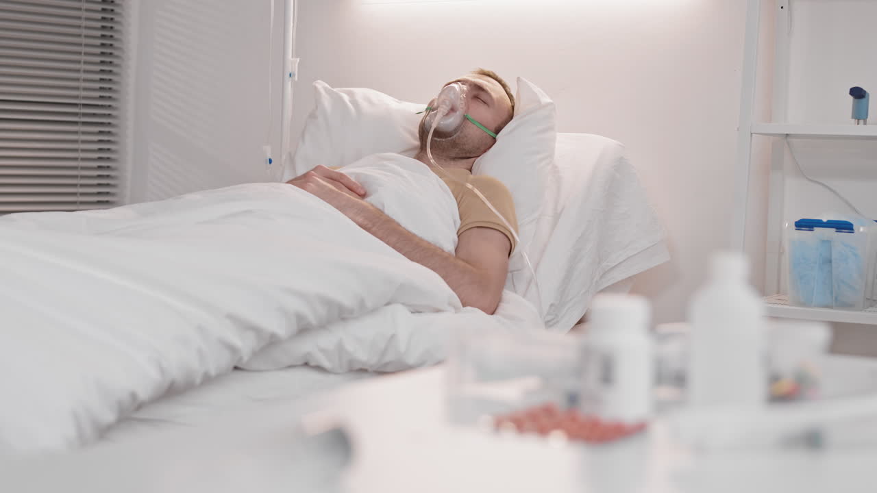 hombre enfermo tendido en la sala del hospital