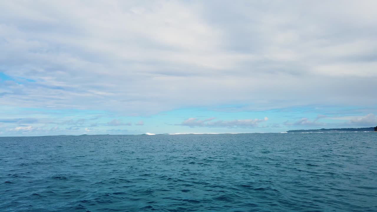 4k 하와이 카우아이 바다에서 왼쪽에서 오른쪽으로 떠다니는 파도와 거리에서 부서지는 파도