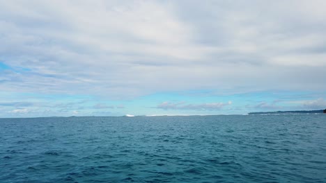 4k-Hawaii-Kauai-Bootfahren-Auf-Dem-Ozean,-Der-Von-Links-Nach-Rechts-Schwimmt,-Mit-Wellen,-Die-In-Der-Ferne-Zusammenbrechen