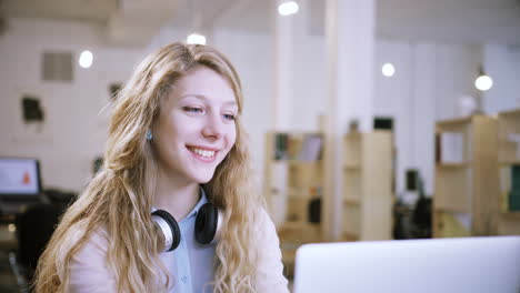 mujer joven trabajando desde casa sonriendo