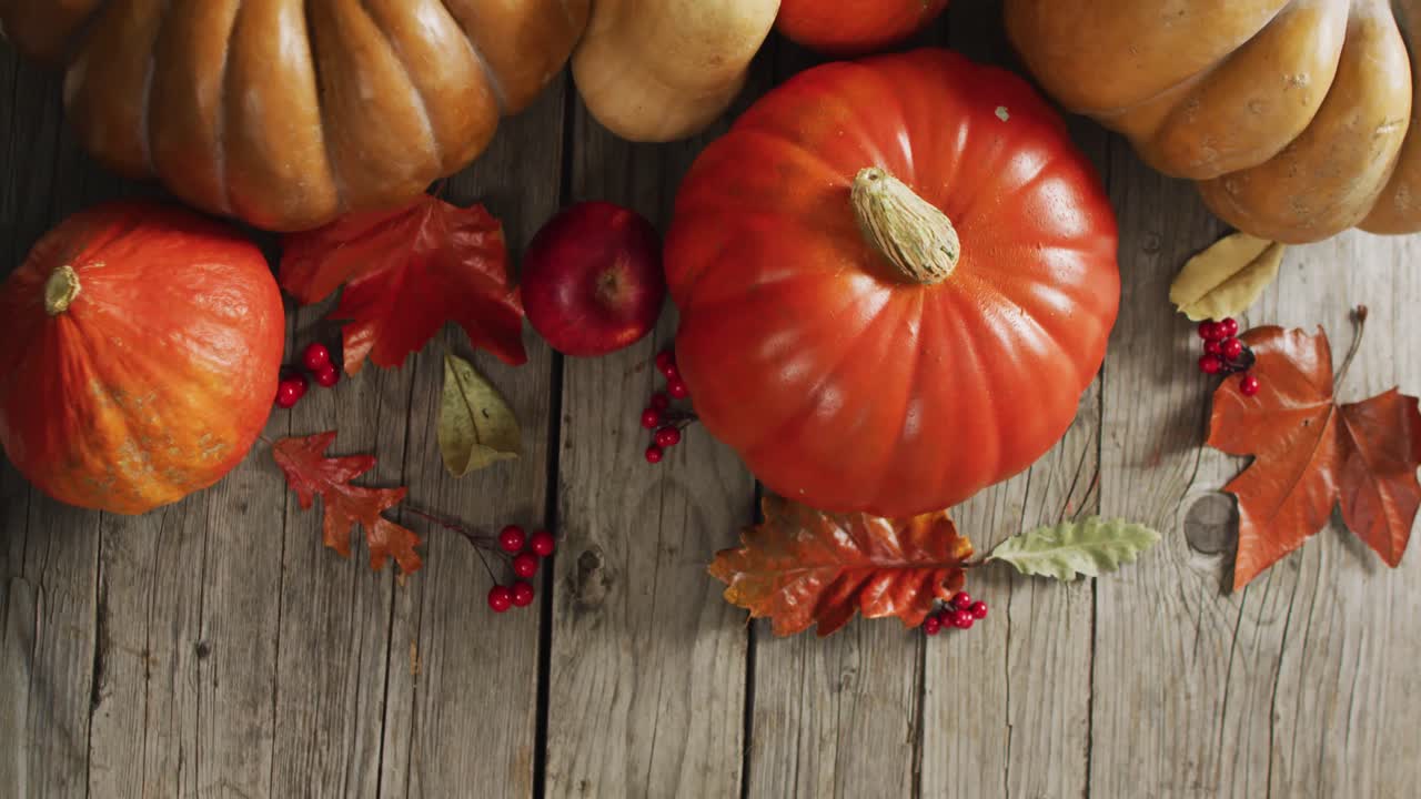 video de calabazas y hojas de otoño sobre fondo de madera