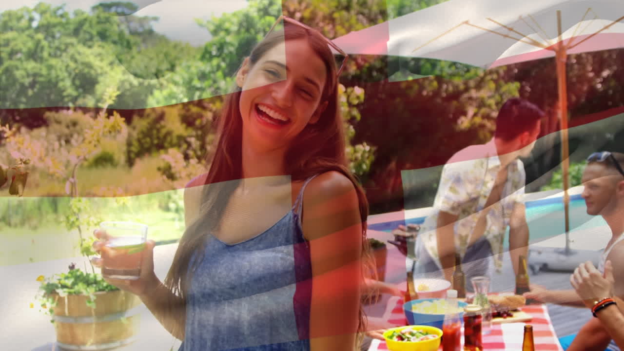 animación de la bandera de inglaterra sobre diversos amigos en la fiesta de la piscina