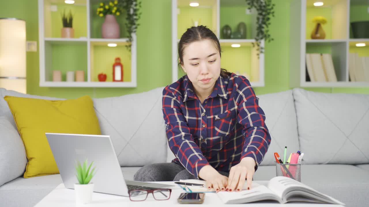 피곤하고 지친 아시아 여성의 초상화입니다.