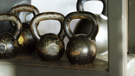 Kettlebells-Auf-Dem-Regal-Im-Fitnessstudio-4k