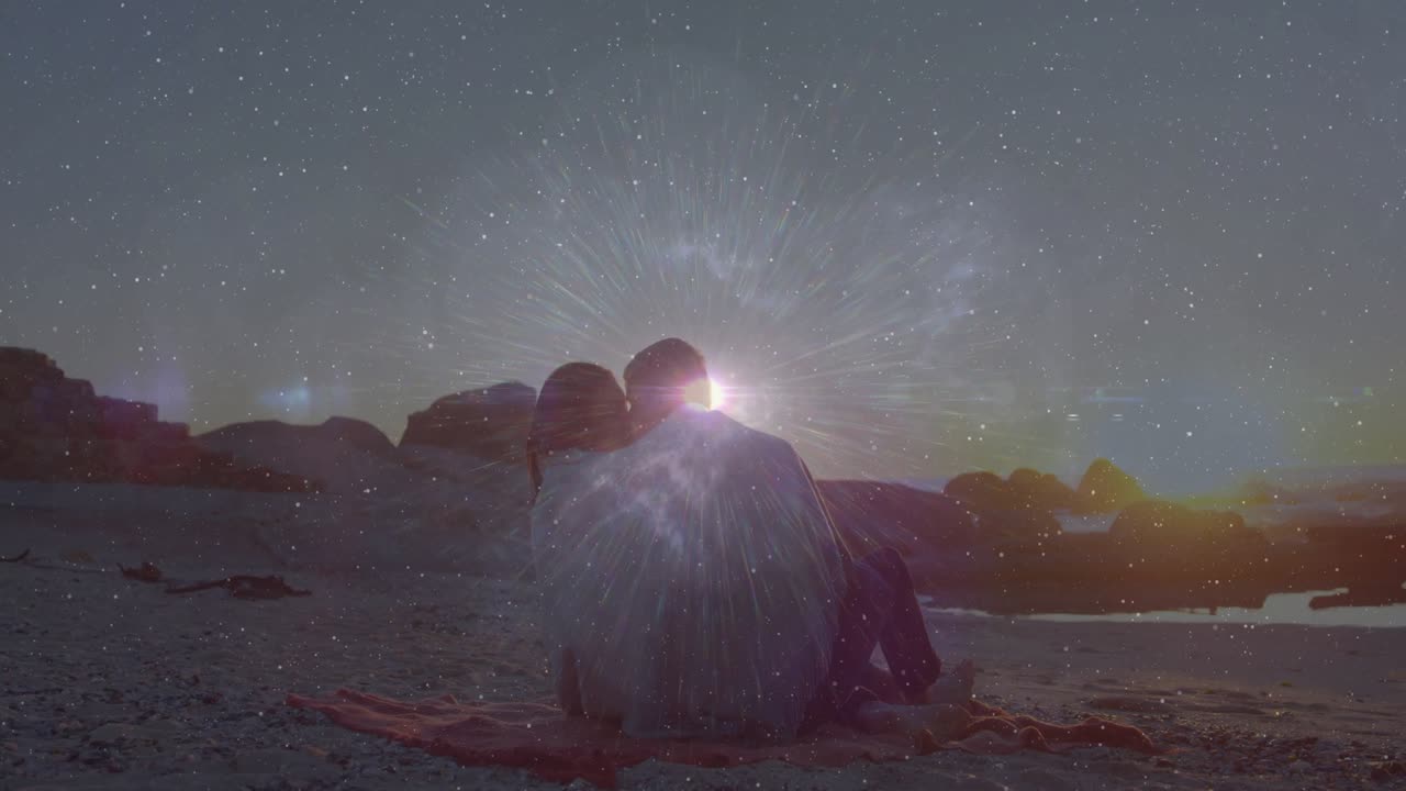 Coucher de soleil créant une superposition technologique avec des faisceaux lumineux et des étoiles entourant un couple sur une plage rocheuse.