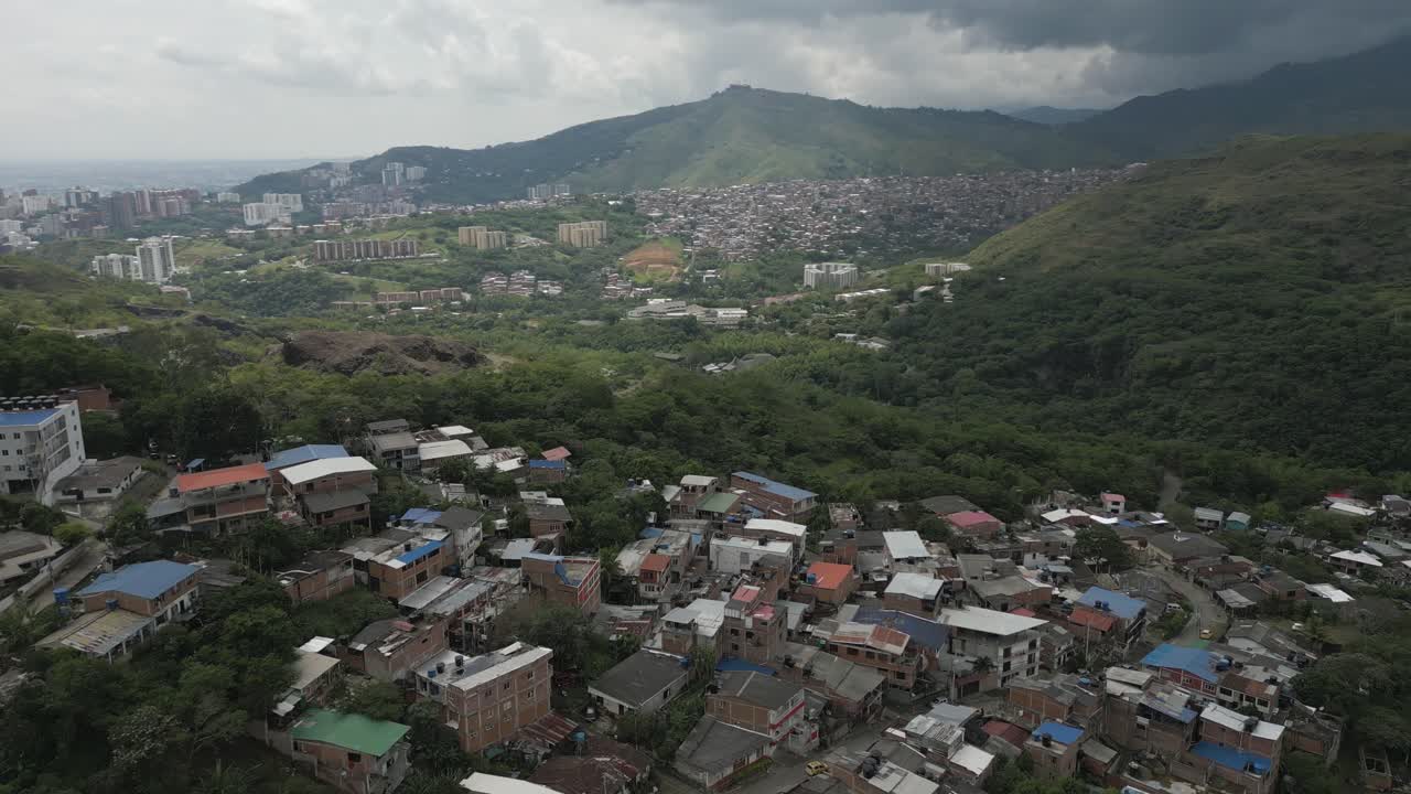라스 팔마스 (las palmas) 와 그 주변의 초록색 지역, 몬테벨로 (montebello) 를 통과하는 드론 비행