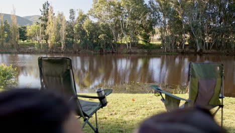 atrás, acampando y el lago con una pareja en una tienda de campaña