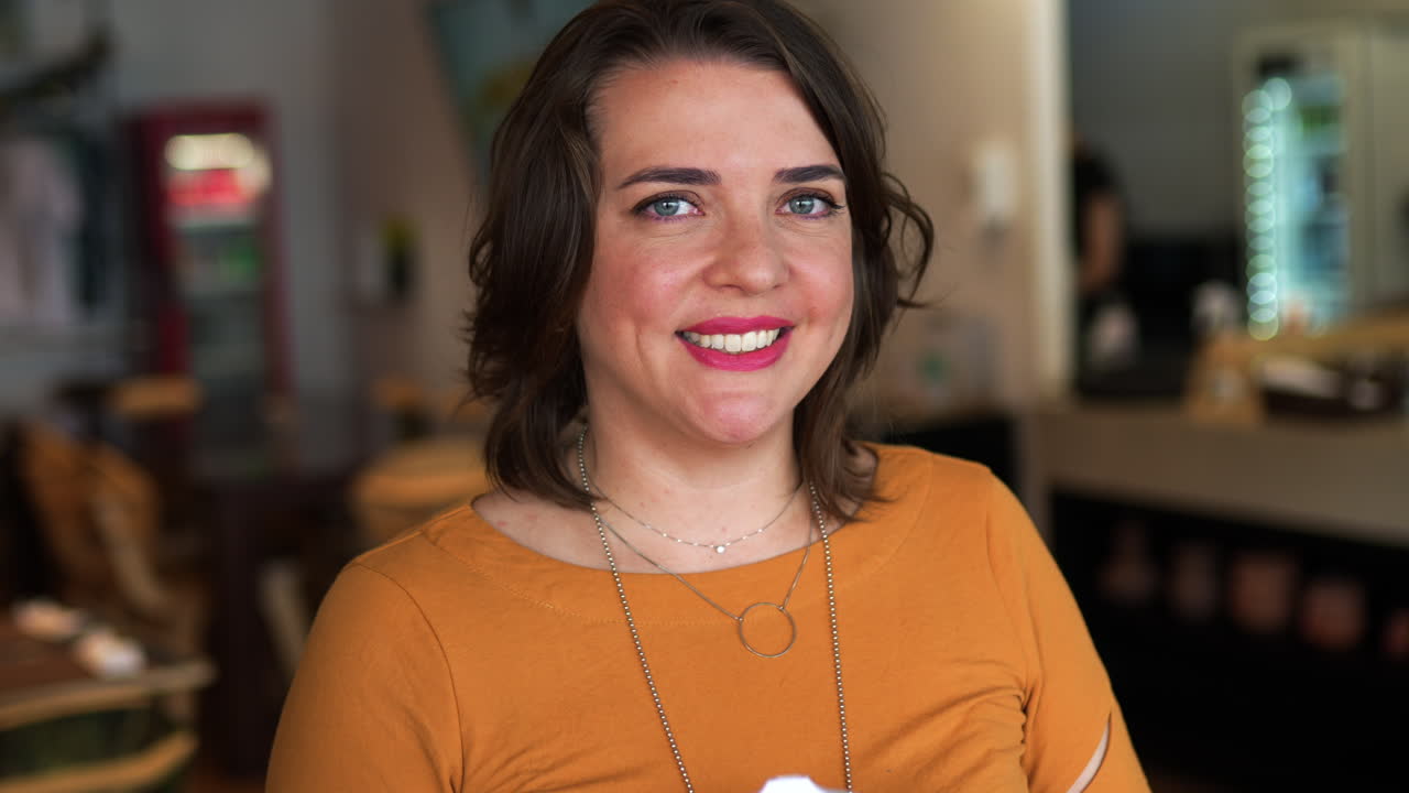 mujer posando en el café