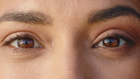cerca los ojos macro de una hermosa mujer hispana guiñando juguetón concepto de la vista saludable