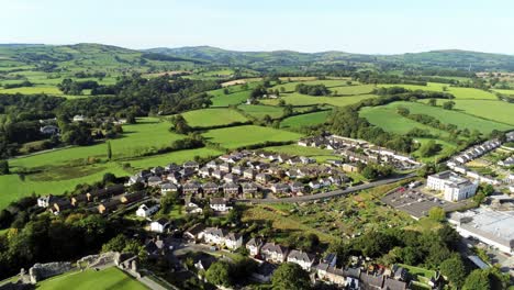 Denbighshire-Ciudad-Suburbana-Residencial-Norte-De-Gales-Campo-Urbanización-Vista-Aérea-Derecho-Pan-Shot