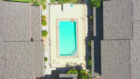 Sobre-Piscina-Privada-Con-Agua-Turquesa-En-Villa-En-Estados-Unidos-De-América,-EE.UU.