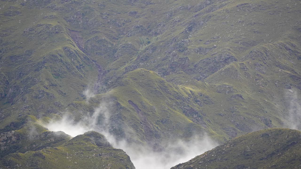 nubes que se mueven rápidamente en la ladera de una montaña