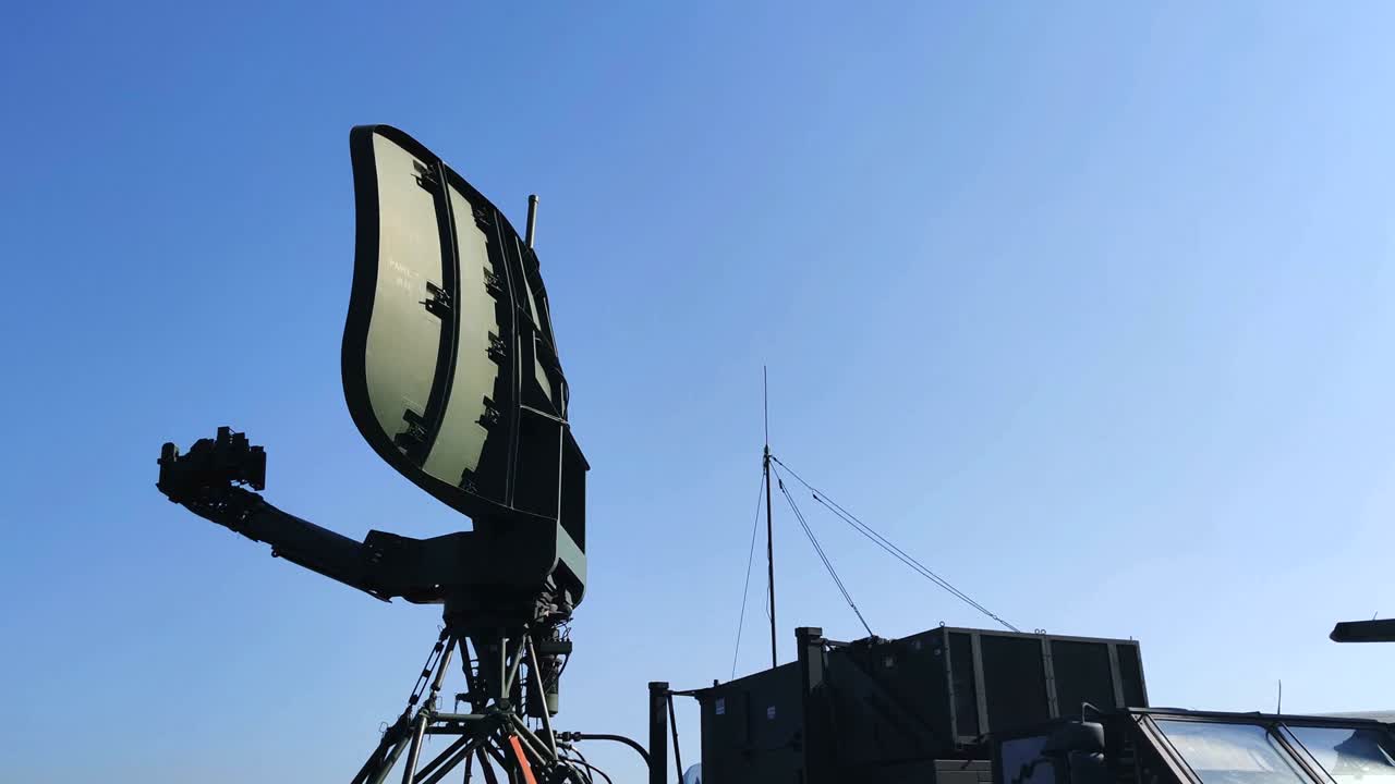 antena de radar giratoria en busca de aviones enemigos