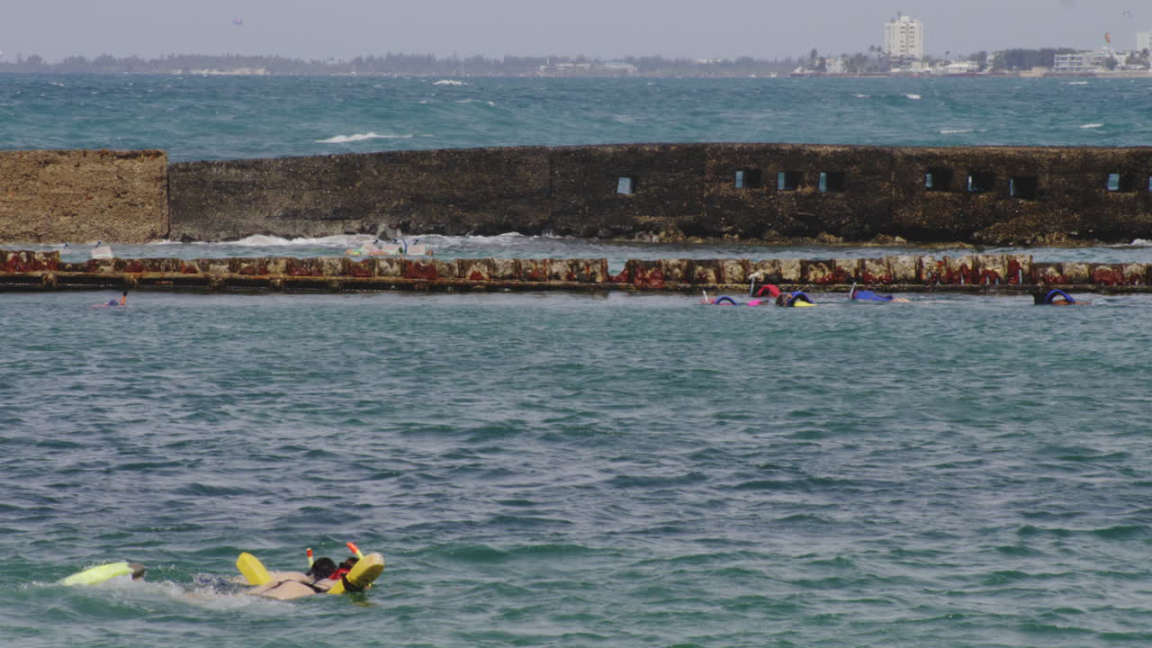 snorkeling turístico en la superficie del agua de mar en san juan puerto rico, estados unidos