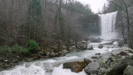 Langsamer-Dolly-Vor-Bach-Und-Wasserfall,-Die-überflutet-Sind