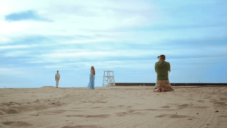 sesión de fotos románticas en la playa. fotógrafo profesional de la playa