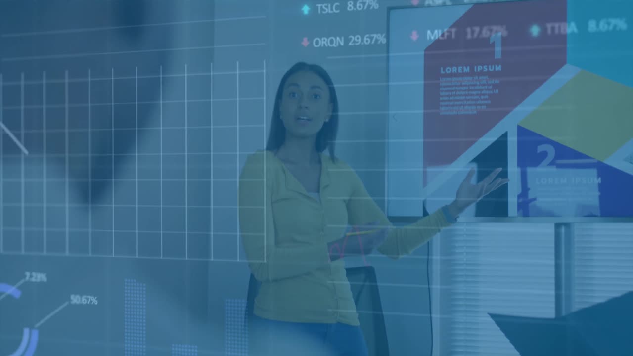 animación de gráficos y tablero de negociación sobre diversas mujeres explicando la estrategia a los compañeros de trabajo en la oficina