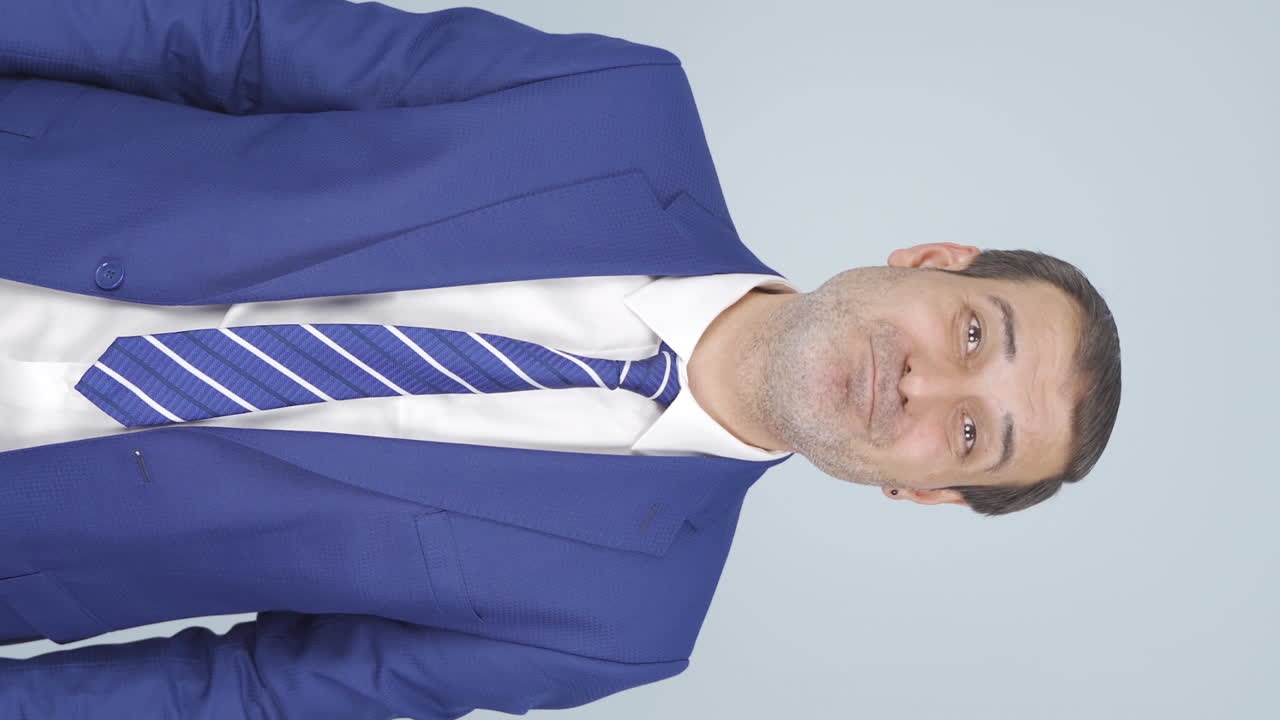 video vertical de un hombre de negocios diciendo "wow" a la cámara.