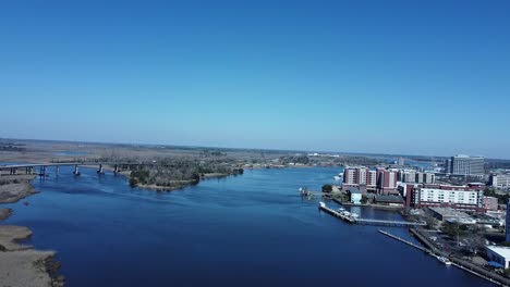 Vista-Aérea-Mirando-Al-Norte-De-Wilmington,-Nc-En-El-Río-Cape-Feder