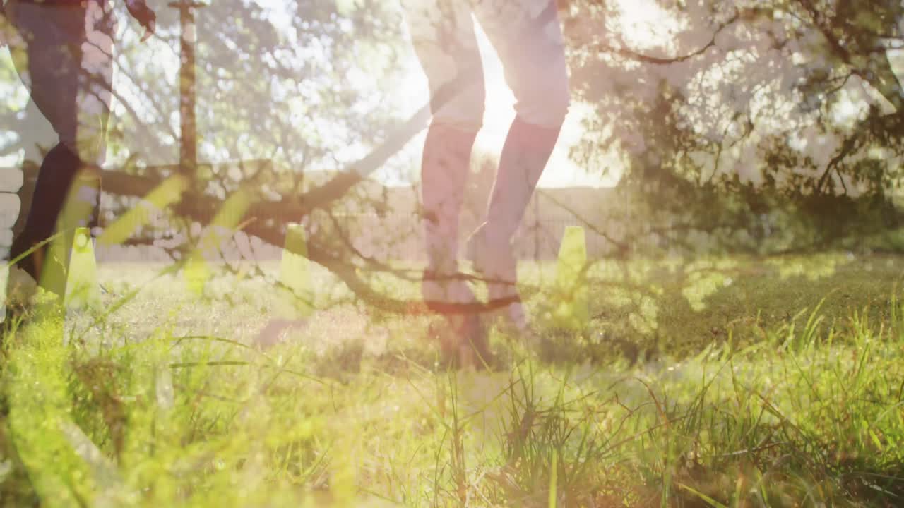 축구 를 하는 남자 들 의 다리 위 에 있는 잔디 의 애니메이션