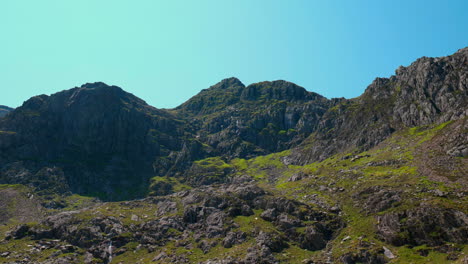 una vista panorámica de la cima de la montaña snowdon en un día soleado de verano